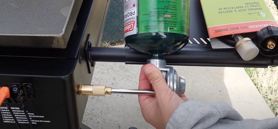 How to Attach Small Propane Tank to Portable Grill4